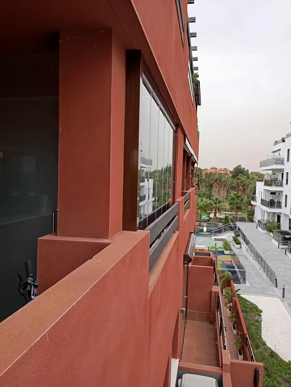 Equipo de profesionales realizando la instalación de un cerramiento de terraza en Granada