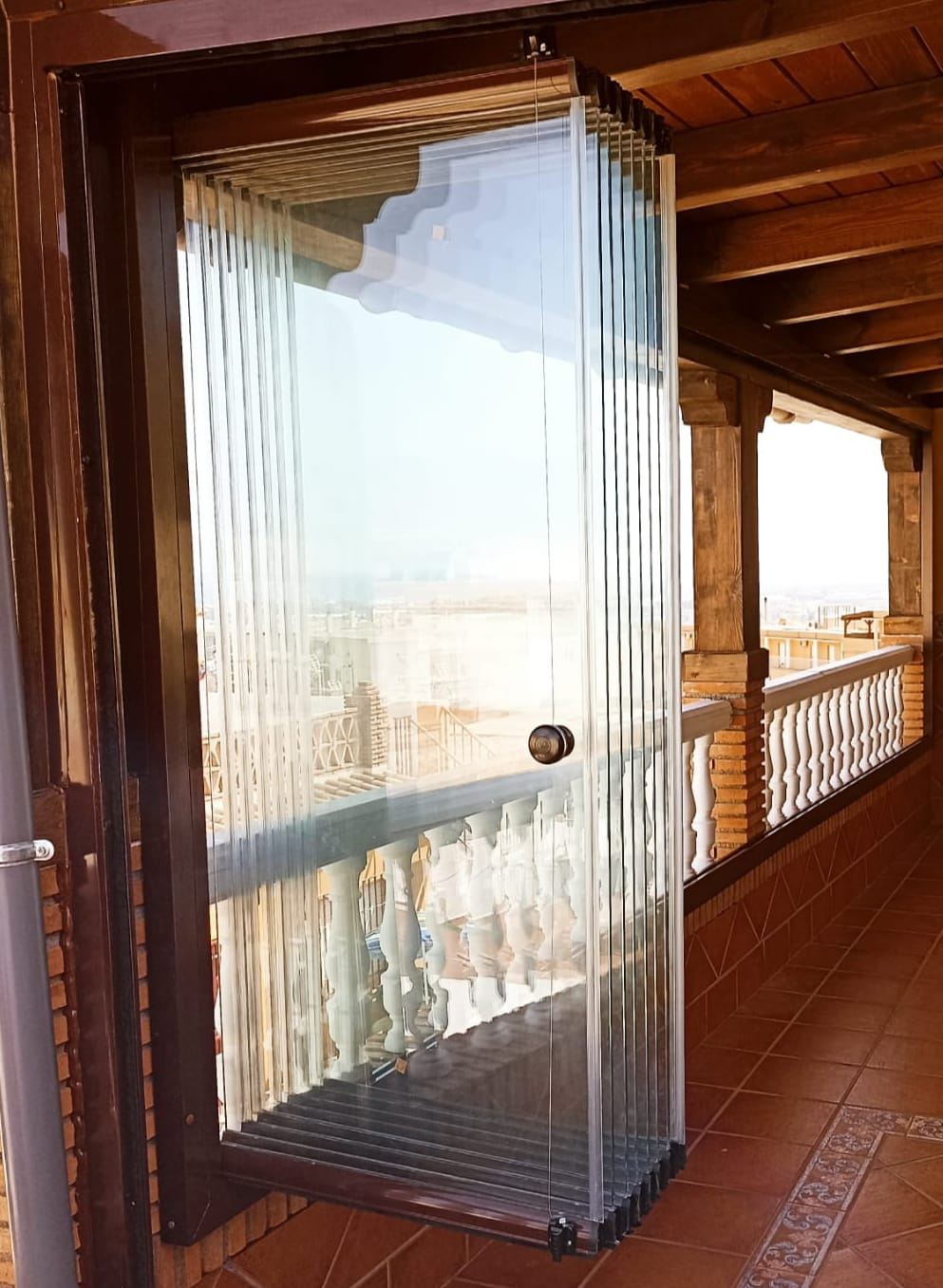 Cortinas de cristal templado sin perfiles verticales instaladas en terraza de Granada